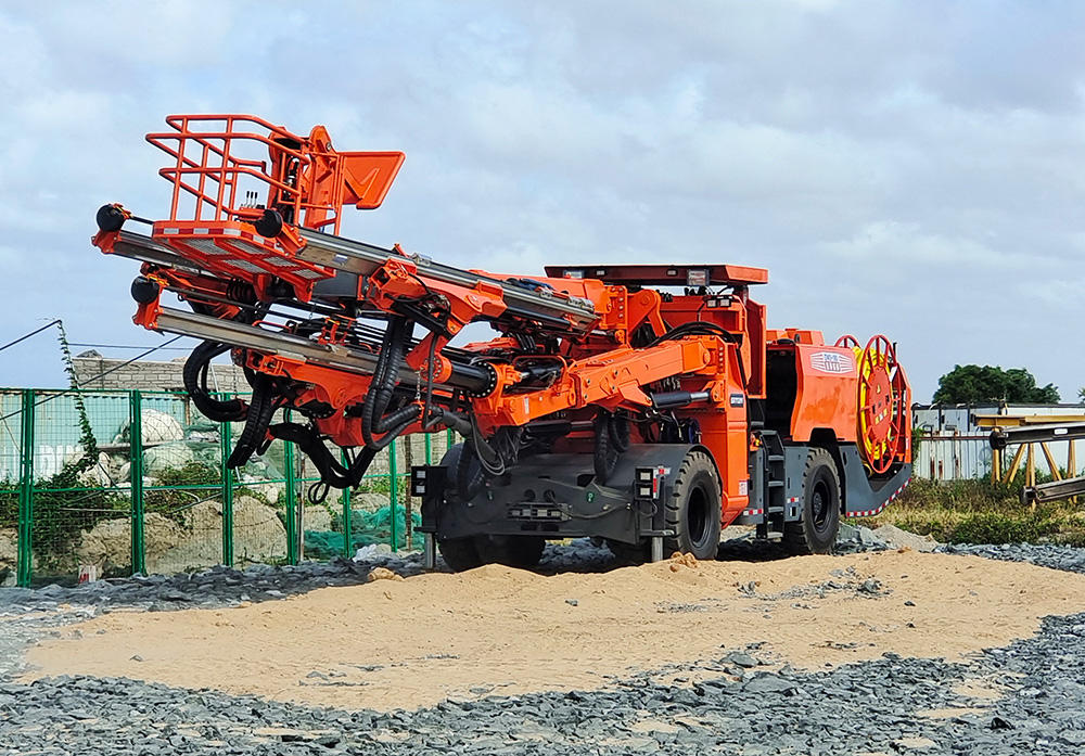 DW3-180E三臂電腦鑿巖臺車